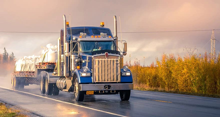Tips-To-Minimize-Risks-While-Driving-Big-Rigs